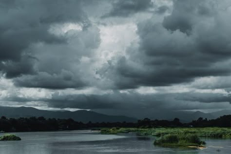 Dark sky storm cloudy river landscape vi... | Premium Photo #Freepik #photo #background #water #texture #light Cloudy Landscape Painting, Rainy Landscape Photography, Sky Landscape Background, Cloudy Painting, Dark Sky Background, Sky Landscape Photography, Cloudy Sky Painting, Weather Background, Dark Cloudy Sky