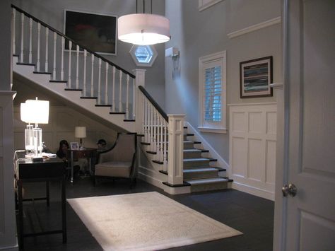 The Marin foyer is just as chic and simple as their kitchen! We love the colors added by the wall art! | Pretty Little Liars Ashley Marin, Rosewood Pennsylvania, Hanna House, Pretty Little Liars Hanna, Surface Tension, Hanna Marin, Hannah Montana, Big Houses, Photo Projects