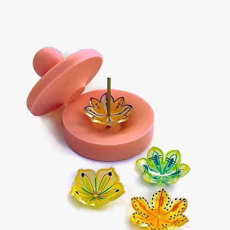 Heat Shrink Plastic Art, Shrink Plastic Flowers, Silicone Flower Molds, Diy Shrink Plastic Jewelry, Jewelry 101, Shrink Plastic Earrings, Diy Shrink Plastic, Shrinky Dink Jewelry, Shrinky Dink Crafts