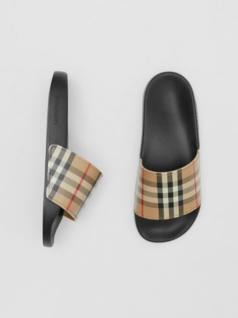 Burberry Slides, Street Style Summer Outfits, Designer Slides, T Bar Shoes, Burberry Vintage, Versace Mens Shoes, Fresh Shoes, Hype Shoes, Slides Sandals