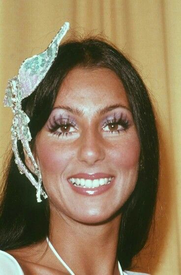 Cher 80s Makeup, 70s Movie Stars, Cher Eyelashes, Cher 1970s Makeup, Cher 60s Makeup, Cher Makeup Looks, Big Eye Makeup Looks, Cher 70s Outfit, Cher 70s Makeup