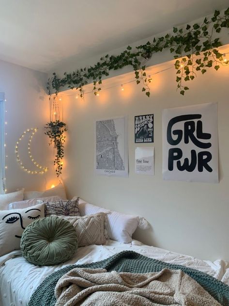 Dorm Room Styles, College Dorm Room Decor, Dorm Room Designs, Dorm Room Inspiration, Dekorasi Kamar Tidur, Decor Shabby Chic, Cozy Room Decor, Dreamy Room, Teen Bedroom Decor