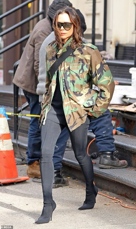 Urban cool: Victoria Beckham, 44, proved she can nail off-duty chic too, as she slipped in... #victoriabeckham #beckhams Military Style Outfits, Viktoria Beckham, M65 Field Jacket, Hotel In New York City, Victoria Beckham Style, Beckham Style, Camouflage Outfits, Army Style, Downtown Manhattan