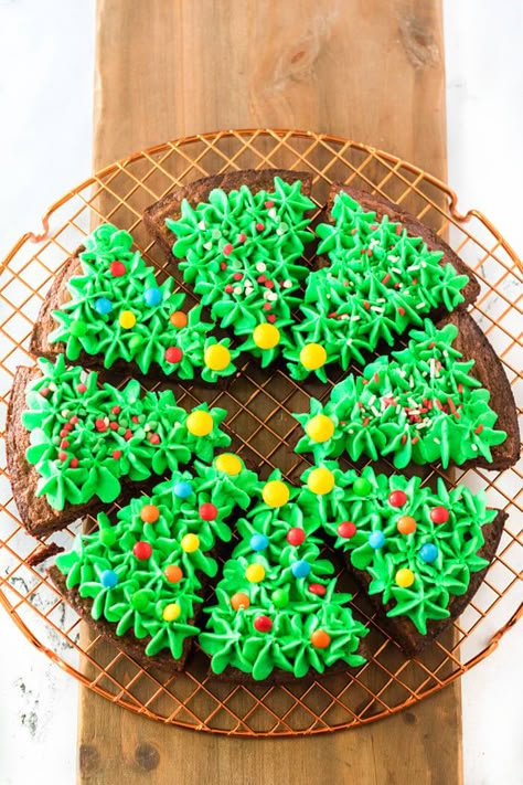 31 Best Christmas Treats - Ak Pal Kitchen Frozen Christmas Tree, Tree Brownies, Decorated Brownies, Green Frosting, Christmas Tree Brownies, Christmas Brownies, Easy Christmas Tree, Frozen Christmas, Holiday Sprinkles