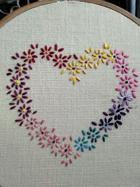 Embroidery Hearts Simple, Blanket Stitch Embroidery Motifs, Embroider Heart, Embroidery Heart Pattern, Heart Stitching, Hand Embroidery Patterns Free, Simple Hand Embroidery Patterns, Embroidery Lessons, Embroidery Hearts