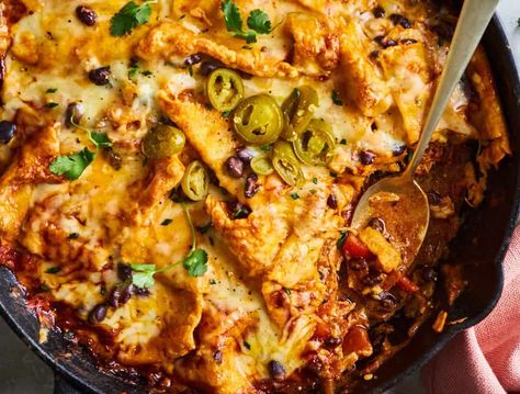 Dutch Oven Enchilada Dutch Oven Chicken Enchiladas, Dutch Oven Enchilada Casserole, Dutch Oven Enchiladas, Lodge Dutch Oven Recipes, Dutch Oven Breakfast, Camp Food Ideas, Dutch Oven Desserts, Dutch Oven Meals, Oven French Toast