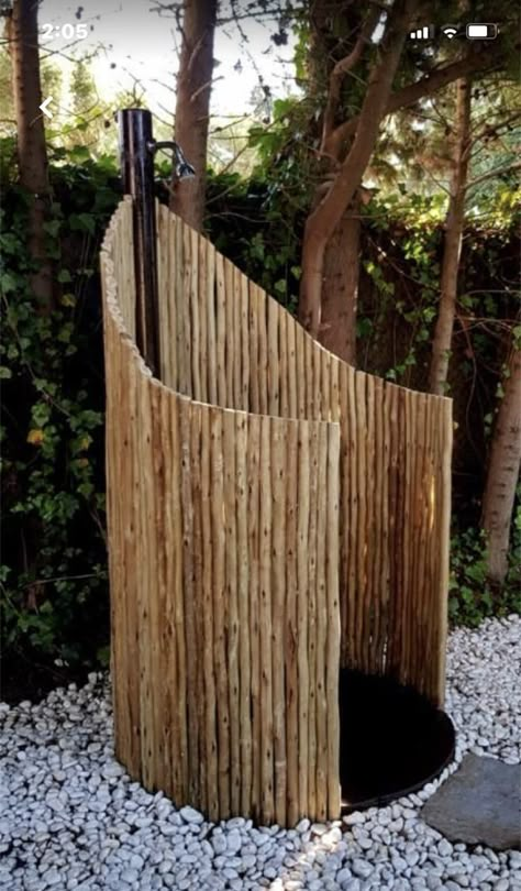 Beach Outside Shower Ideas, Garden Shower Ideas, Camping Chic, Outside Showers, Outdoor Shower Enclosure, Outdoor Bathroom Design, Pool Shower, Outdoor Showers, Garden Shower