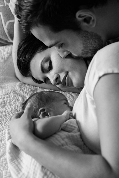 Parents And Newborn Pictures, Newborn Mama Photography, Newborn Couple Photography, New Parents Photoshoot, Newborn Photography Boy With Mom, Newborn And Daddy Pictures, Newborn And Mommy Pictures, Dad And Newborn Pictures, Couple With Newborn Baby