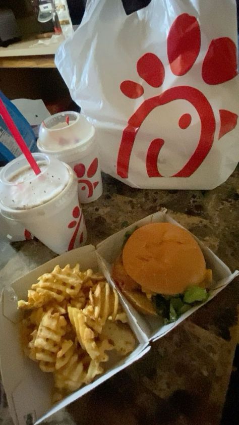 Chick Fil A Aesthetic, Chick Fa La, Fruit Smoothie Recipes Healthy, Soul Food Dinner, Sleepover Food, Junk Food Snacks, Food Babe, Food Therapy, Yummy Comfort Food