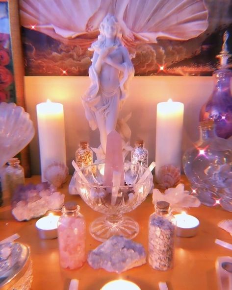 Aphrodite Alter, Aphrodite Altar, Alter Ideas, Lady Aphrodite, Aphrodite Aesthetic, Goddess Aphrodite, Aphrodite Goddess, Crystal Room, Altar Ideas