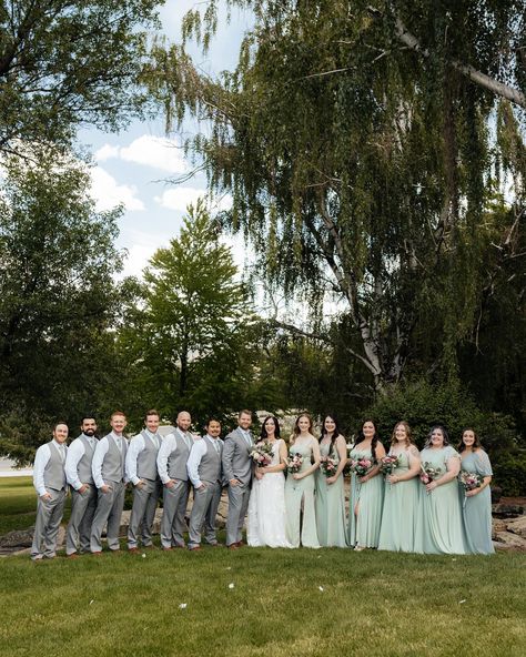 Sharing these fun wedding party photos! I personally love the blurry photo trend (1st and 5th photos) for the wedding party. What are your favorite bridal party poses? associate shot for @lextakepics_ Group Photo Poses Wedding, Wedding Poses For Bride And Groom Photo Ideas Bridesmaid, Funny Wedding Group Photos, Photo Shoot Ideas For Wedding, Wedding Photo With Wedding Party, Wedding Party Photos Group Shots Funny, Large Wedding Party Poses, Entire Wedding Party Photos, Whole Bridal Party Photos