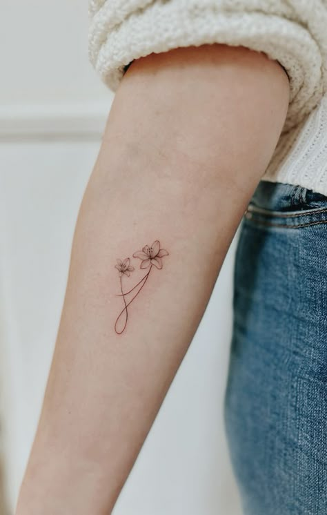 Mommy Daughter Tattoos, Motherhood Tattoos, Mom Daughter Tattoos, Tribute Tattoos, Small Girly Tattoos, Petit Tattoo, Silhouette Tattoos, Petite Tattoos, Daughter Tattoos