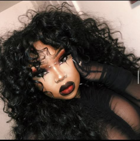 Vampire Fairy Makeup, Simple Goth Look Makeup, Goth Cowgirl Makeup, Goth Valentine’s Day Makeup, Gothic Makeup Black Women, Black And Red Makeup Looks Gothic, Afro Goth Makeup, Black Women Vampire, Halloween Makeup Looks Black Women