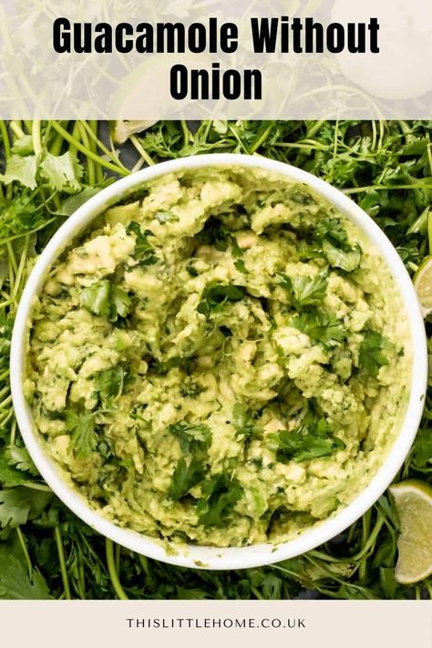 Easy Guacamole Dip, Simple Guacamole, Easy Guacamole Recipe, Spicy Guacamole, Healthy Dip, Homemade Nachos, Guacamole Recipe Easy, Chunky Guacamole, Guacamole Dip