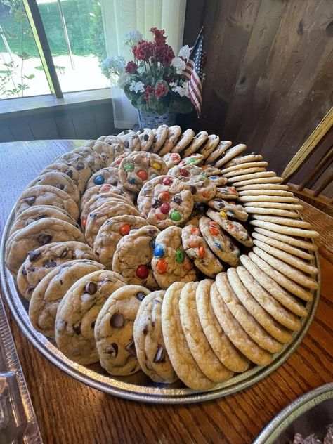 The Wedding Cookie Table Community | A cookie tray I did for a graduation party. Cookies Display Ideas Trays, Birthday Cookie Display, Cookie Trays Presentation, Diy Cookie Tray, Cookie Platters Display, Cookie Centerpieces, Cookie Tray Display Ideas, Cookie Bar Display, Cookie Tray Ideas