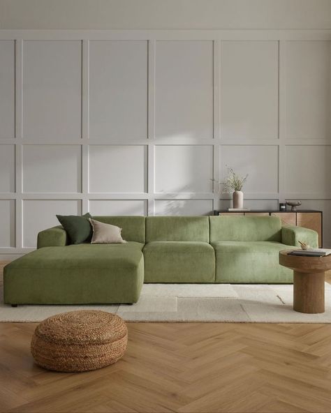 Trendy Couches Living Rooms, Japandi Sofa, Curvy Sofa, Green Sofa Living Room, Sofa U Form, Interior Design Color Schemes, Retro Interior Design, Apartment Decorating On A Budget, Green Couch