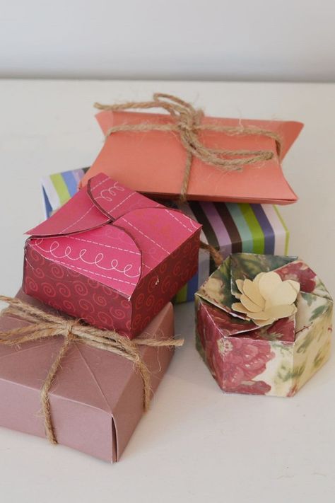 How to make five different unique handmade paper gift boxes! These are perfect for small handmade Christmas gift ideas #christmasgift #handmadegift #handmadegiftidea #handmade #jewelrybox #paper #scrapbookpaper #craft #diycraft Paper Pillow Boxes Diy, Diy Small Gift Boxes How To Make, Small Gift Boxes Ideas, Making Gift Bags From Paper, Gift Box Craft Ideas, Diy Small Gift Boxes, Paper Gift Box Ideas, How To Make Small Gift Boxes, Handmade Boxes Gift