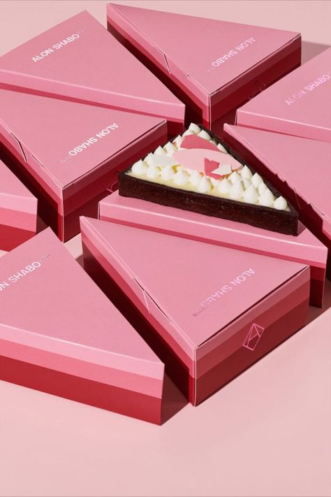 Pastry Packing Design, Packaging Sweets Boxes, Small Cake Packaging Ideas, Packaging Of Sweets, Cute Pastry Packaging, Sweet Packaging Ideas Boxes, Pink Food Packaging, Packaging For Cakes, Luxury Pastry Packaging