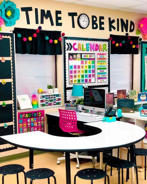 Kindergarten Classroom Desk Setup, Teacher Desk And Table Set Up, Desk Decor Ideas For Teachers, Preschool Classroom Library Decor, Scholastic Pre K On My Way, Teacher Room Theme Ideas Elementary, Teacher Desk Setup Ideas, Teacher Desk Arrangement Elementary, Second Grade Classroom Decorating Ideas