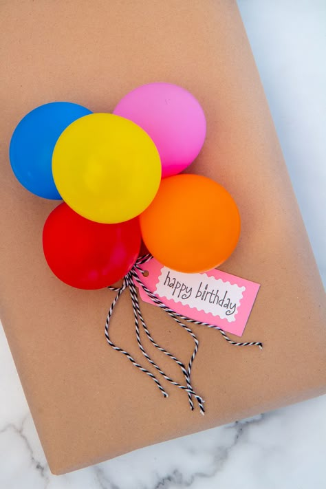 Diy Birthday Wrapping Paper, Baby Gift Wrapping Ideas, Birthday Wrapping Ideas, Cute Gift Wrapping, Cute Gift Wrapping Ideas, Birthday Gift Wrap, Anniversaire Diy, Gift Wrapping Techniques, Gift Wrapping Inspiration