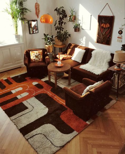 Hippie Apartment Aesthetic, Front Living Room Ideas, 70s Inspired Living Room, Hippie Apartment, Hippie Living Room, 70's Decor, 70s Living Room, Apartment Things, Funky House