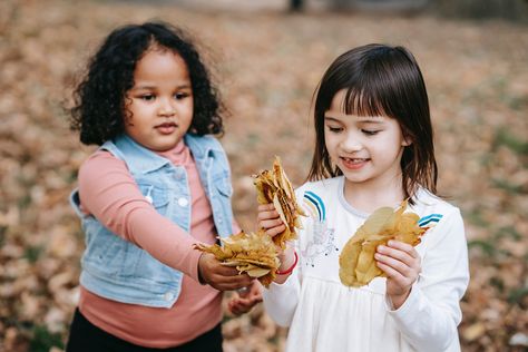 How-to Guide Your Preschool-Age Kid Toward Curiosity and Away from Boredom New research shows that kids need a combination of knowledge and uncertainty in order to explore a subject they are curious about. Unstructured Play, Cognitive Psychology, Psychological Science, Curious Kids, Preschool Age, Kid Lifestyle, Types Of Books, Learn Faster, Preschool Kids