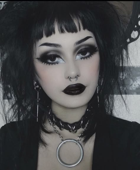 Gothic Eye Makeup, Maquillage Goth, Goth Makeup Looks, Trad Goth Makeup, Goth Eye Makeup, Alt Makeup, Smink Inspiration, Swag Makeup, Black Lipstick