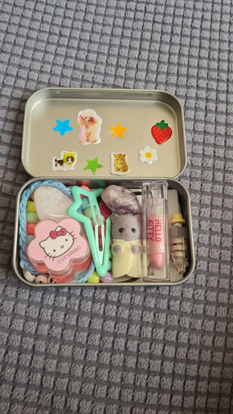 Hello Kitty Altoid Wallet, Altoids Wallet Calico Critters, Tin Box Crafts, Altoids Wallets, Altoid Wallet, Buku Diy, Tin Wallet, Altoids Wallet, Mint Tin Crafts