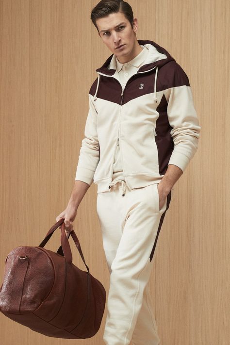 Brunello Cucinelli Fall 2019 Menswear collection, runway looks, beauty, models, and reviews. Style Sweatpants, Ivy League Style, Brunello Cucinelli Men, Vogue Russia, Mens Pants Fashion, Sport Chic, Menswear Fashion, Mens Winter Fashion, Moda Vintage