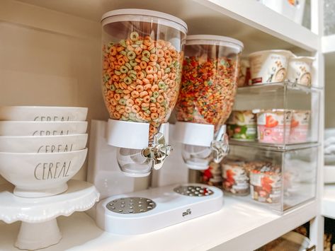 Trail Mix Station Pantry, Snacks Corner Ideas, Cereal Bar Station, Breakfast Organization Ideas, Cereal Pantry, Cereal Pantry Organization, Self Serve Breakfast Station, Kitchen Snack Station, Cereal Organizer