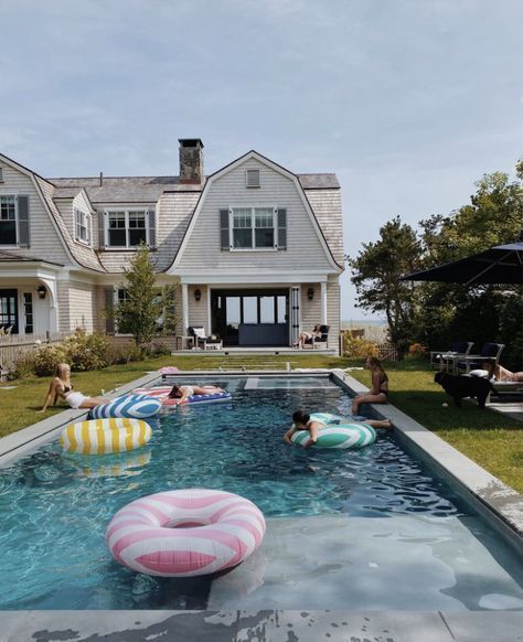 Modern Farmhouse Apartment, Garden Pathway Ideas, Hamptons Aesthetic, Farmhouse Apartment, Beach House Aesthetic, Summer Beach House, Hamptons Summer, Dream Beach Houses, Cape House