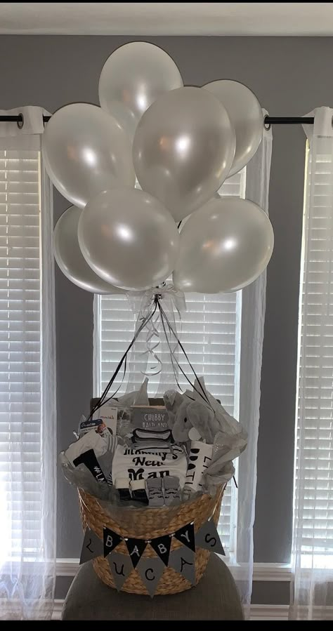 White Color Theme Party Basket, White Color Basket Party Ideas, Baby Shower Baskets Boy, Gift Basket Baby Shower Boy, Boys Baby Shower Gift Ideas, Grey Gift Basket Ideas, Gift Basket Baby Boy, Cute Baby Shower Gift Wrapping Ideas, Black And White Gift Basket Ideas