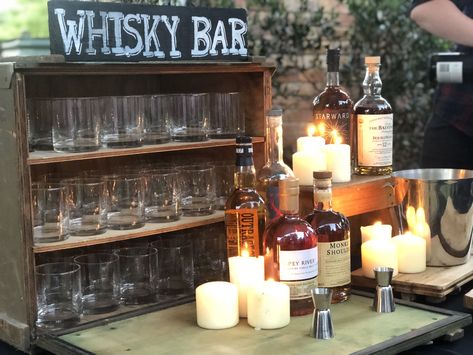 Whisky bar for party Bourbon Bar Party Ideas, Whiskey Bar Themed Birthday Party, Whisky Bar Party Ideas, Bourbon Themed Birthday Party Decor, Yellowstone Tv Show Theme Party, Vintage Whiskey Birthday Party, Whiskey Bar Wedding Ideas, Cigars And Whiskey Party Decorations, Whisky Party Decorations