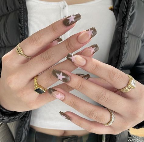 Star Nails Aesthetic Y2k, Brown And Pink Nails Acrylic Short, Brown Pink Nails Design, Pink Brown Nails Design, Tyler Inspired Nails, Star Design Nails Y2k, Call Me When You Get Lost Nails, Brown And Pink Nail Ideas, Light Pink And Brown Nails