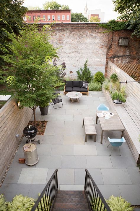 The Brooklyn homeowner was a busy guy. He wouldn't have time to look after a garden—but he knew his derelict backyard could be turned into a cool, modern space to relax. Enter New Eco Landscapes. A month later, this was the result: Brownstone Backyard, City Backyard, Patio Chico, Brooklyn Backyard, Low Maintenance Backyard, Garden Sitting Areas, Small Patio Ideas, Backyard Ideas For Small Yards, Urban Backyard