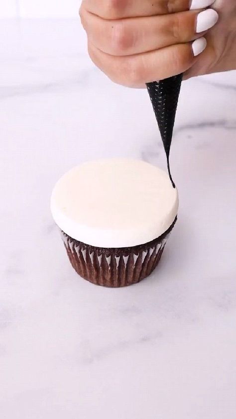 Mini Cupcake Christmas Ideas, Christmas Cupcake Frosting Ideas, Winter Cupcakes Ideas, Cupcakes Decoration Christmas, Cute Christmas Cupcake Ideas, Christmas Cupcakes Ideas Decoration, Diy Cupcake Decorations, Birthday Muffins Decoration, Cupcakes Decoration Videos