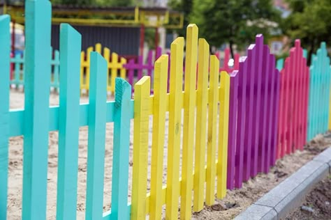 Diy Garden Fence, Garden Fence Ideas, Garden Fences, Pallet Fence, Diy Fence, Fence Landscaping, White Picket Fence, Small Backyard Patio, Backyard Fences