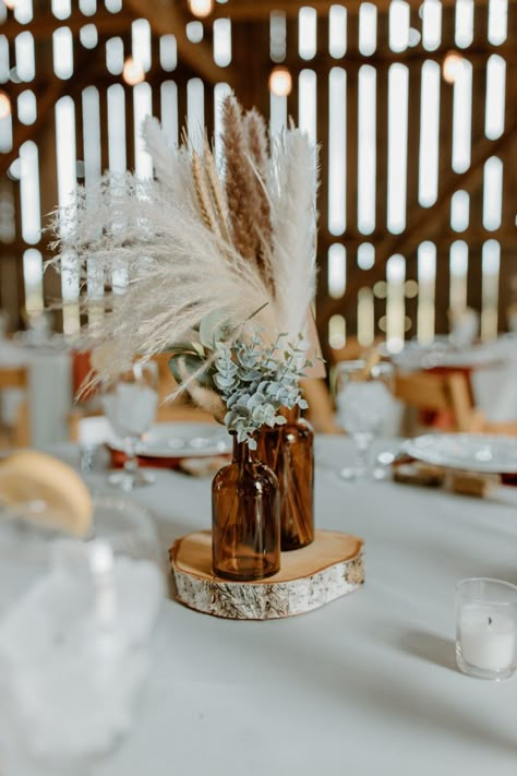 Pampas Wedding Centerpieces Rustic, Boho Rustic Wedding Reception Decor, Boho Table Arrangements, Woodsy Boho Wedding, Fall Boho Wedding Reception Decor, Wedding Reception Table Set Up, Simple Pompass Grass Centerpieces, Wedding Centerpieces Pompous, Western Wedding Ideas Cowboy Theme Table Decorations