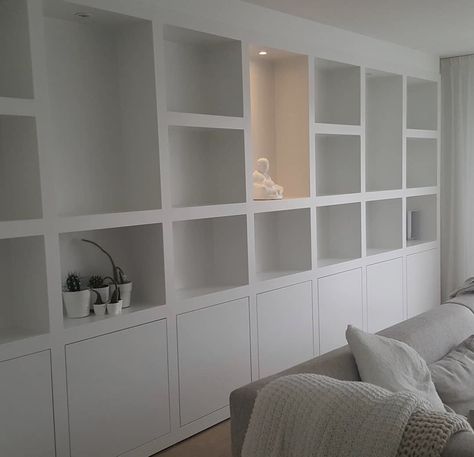 Salon Wall Design, Drywall Shelves, Floor To Ceiling Cupboards, Living Room Display Cabinet, Bibliotheque Design, Built In Shelves Living Room, Dining Room Floor, Closet Design Layout, Living Room Shelves