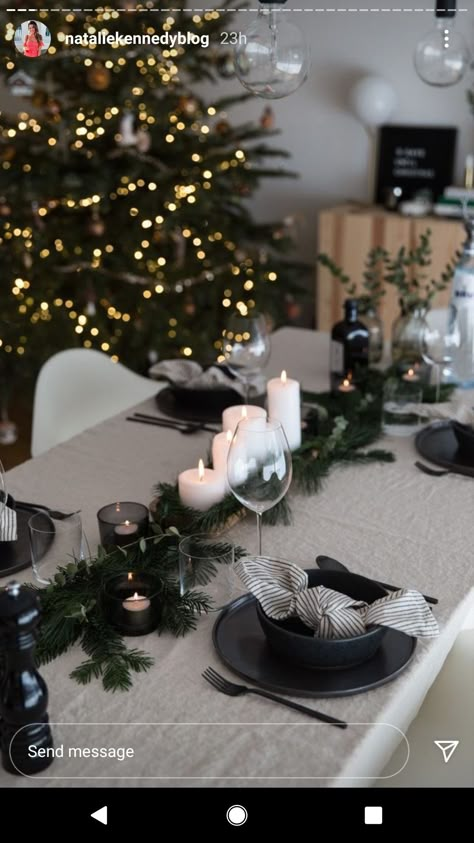 Black Christmas Table Setting, Christmas Table Set Up, Christmas Dinner Decorations, Black Christmas Decorations, Christmas Table Decorations Diy, Minimalist Christmas Decor, New Year Table, Tafel Decor, Christmas Table Setting