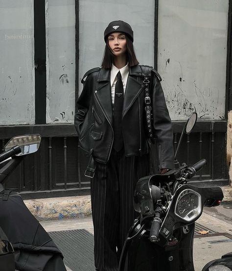 Black Jacket Outfit, Tie Outfit, Image Swag, Leather Jacket Outfits, Tomboy Style Outfits, Looks Street Style, Jacket Fashion, Tomboy Fashion, Edgy Outfits