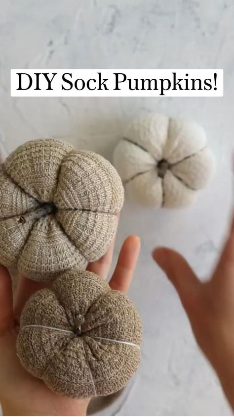 Sock Pumpkins, Fall Pumpkin Crafts, Fall Decor Diy Crafts, Cozy Fall Decor, Diy Socks, Sock Crafts, Astuces Diy, Easy Halloween Crafts, Autumn Decorating