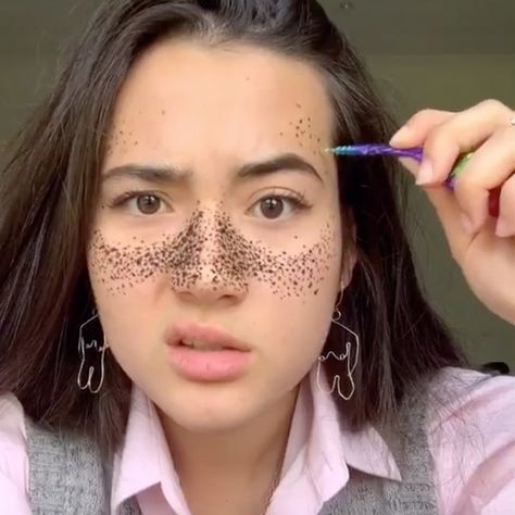 Here is everything you need to know about applying faux freckles with henna dye. Henna freckles need natural henna dye formulated for the skin. Henna dye should also be patch-tested before use and applied on clear, clean, and dry skin. Henna Freckles Contour, How To Do Henna Freckles, Henna Freckles Nose Contour, Freckles With Henna, Natural Henna Freckles, Henna Eyeliner, How To Apply Fake Freckles, Natural Freckles, Henna Freckles Before And After