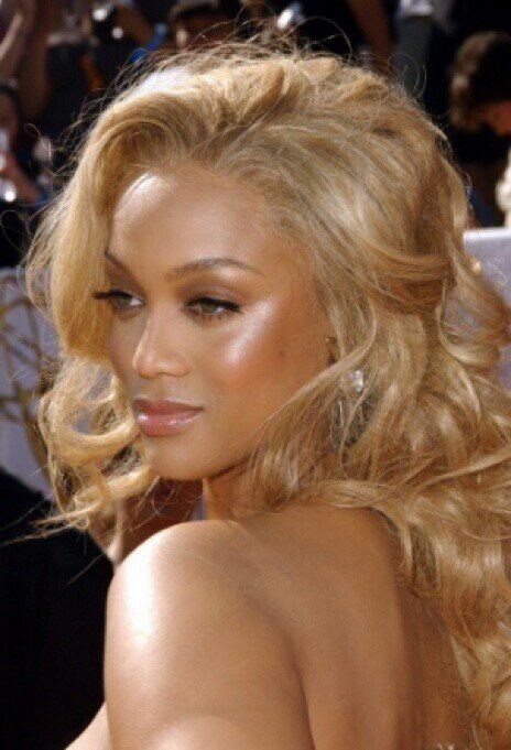 Tyra Banks Makeup, Hair Color For Brown Skin, Beyonce Blonde, Beyonce Hair, Blonde Curly Hair, Blonde Hair Girl, Tyra Banks, Honey Blonde Hair, Hair Inspo Color