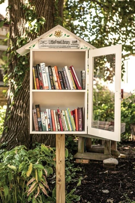 Sharing Library, Library Bus, Library Printables, Little Library Ideas, Neighborhood Library, Outdoor Library, Little Free Library Plans, Little Free Library Ideas, Free Library Ideas