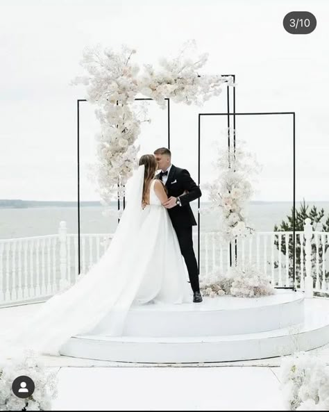 Wedding Arch With White Roses, Black And White Wedding Backdrop, Black Wedding Backdrop, Wedding Arch White, White Wedding Arch, Monochrome Weddings, Flower Backdrop Wedding, White Wedding Decorations, Black And White Wedding Theme