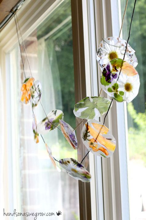 Nature Garland Diy, Nature Sun Catcher, Summer Garland Ideas, Diy Nature Crafts, Art With Plants, Diy Nature Decor, Nature Suncatcher, Contact Paper Crafts, Nature Decorations