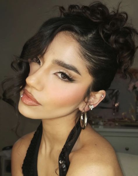 Hair Styles With Long Dress, Hairstyles Kali Uchis, Vintage Mexican Hairstyles, Kali Uchis Hairstyles Long Hair, Salvadorian Hairstyle, 90s Supermodel Hair Updo, Kali Uchis Updo Hairstyles, Selena Updo, Black Long Dress Hairstyle