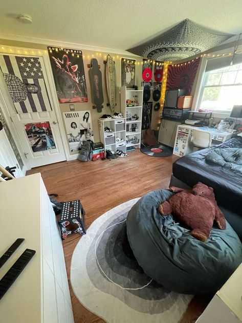 Skate Bedroom Ideas, Skater Interior Design, Skatergirl Room, Cool Room Ideas For Small Rooms, Whole Room Ideas, Bedroom Ideas Skater, Room Inspo Skater, Room Ideas Skater, Room Decor Skater