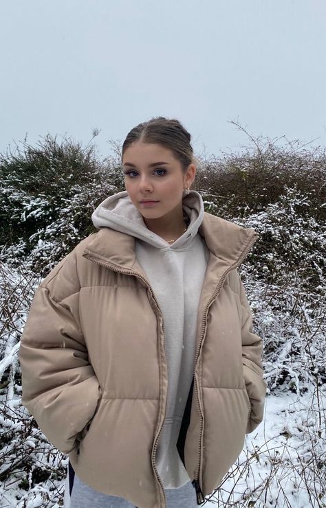 Image in NUDE collection by 𝚉𝙾𝙴 on We Heart It H And M Puffer Jacket, Beige Down Jacket Outfit, Aesthetic Puffer Jacket Outfit, Academic Winter Outfits, Outfits With Beige Jacket, Beige Dress Winter Outfit, Winter Outfits France, Beige Autumn Outfit, Winter Outfit Puffer Jacket